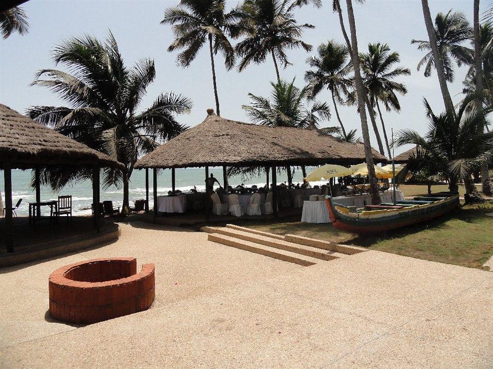 Coconut Grove Beach Resort Elmina Екстериор снимка