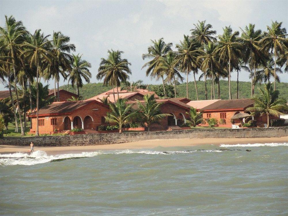 Coconut Grove Beach Resort Elmina Екстериор снимка